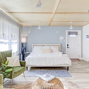 The Moose #6 - Modern Luxe With Free Parking & King Bed Apartment